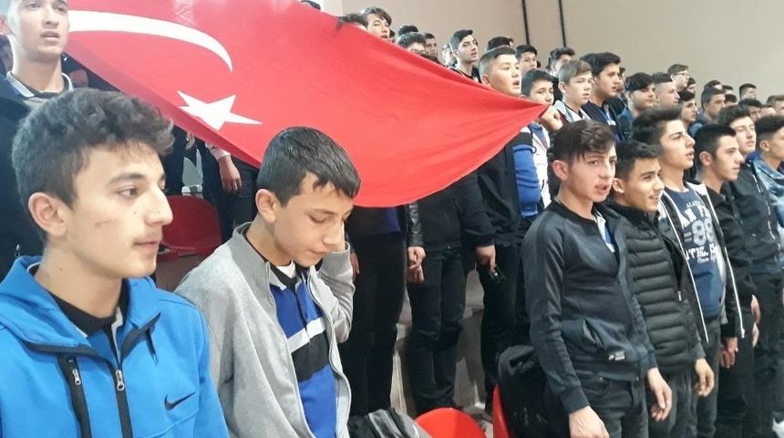 Öğrencilerden askerlere ’Komando marşlı’ destek