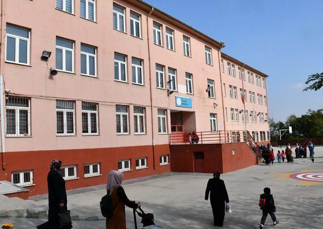 Depremde hasar gören okul boşaltıldı, veliler eylem yaptı
