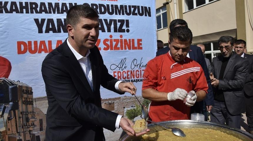 Burdur Belediyesi şehitler i&ccedil;in helva dağıttı