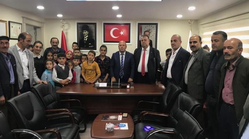 İş adamı Karahanlı&rsquo;dan şehit &ccedil;ocuklarına kırtasiye yardımı