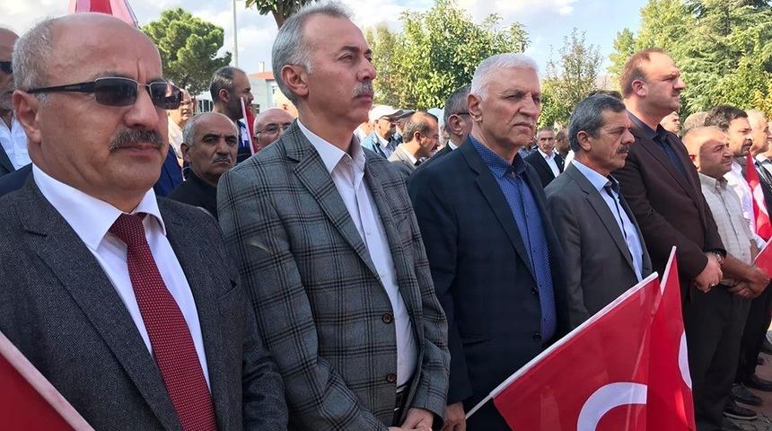 Vatandaşlar el ele g&ouml;n&uuml;l g&ouml;n&uuml;le Mehmet&ccedil;iğe dua etti
