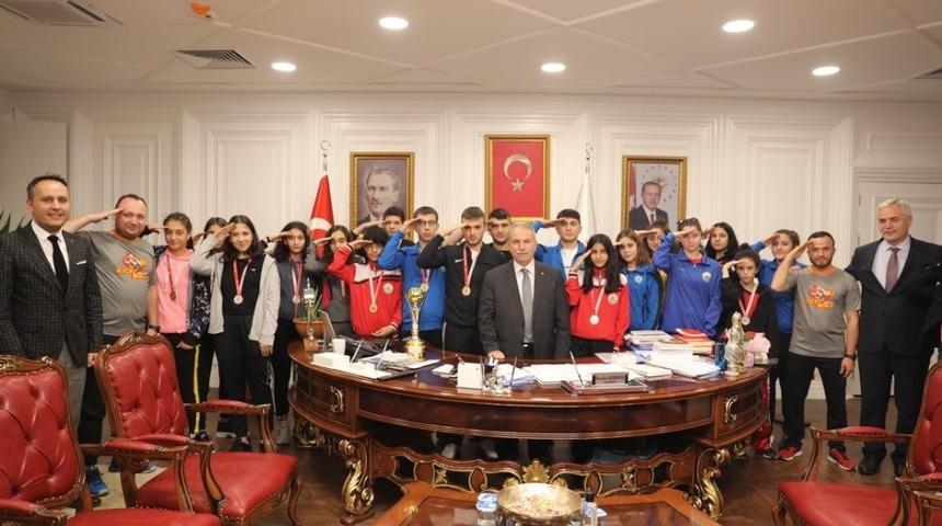 Kick boks&ccedil;ular kupa sevincini Başkan Demirtaş&rsquo;la paylaştılar