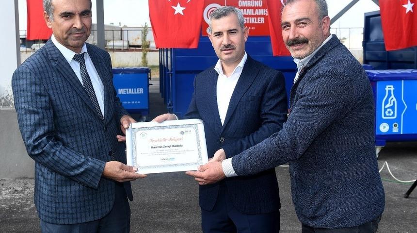 Küçük öğrenciler atık pillerden ay yıldız yaptı
