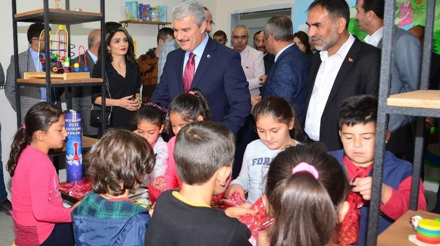 Hayırseverden okula k&uuml;t&uuml;phane bağışı