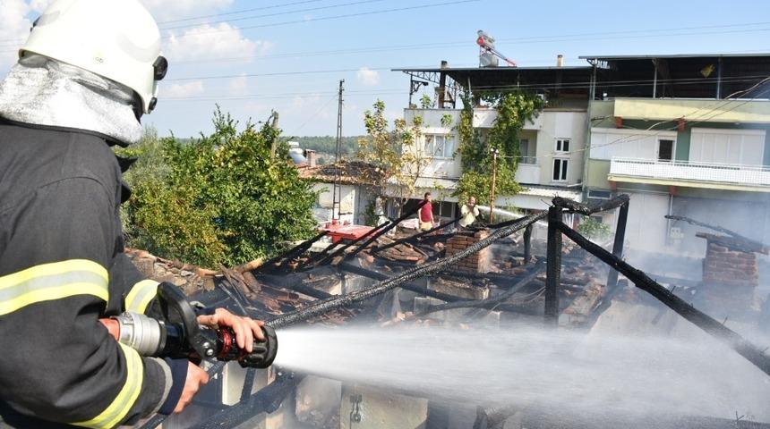 10 yıl &ouml;nce boşandığı eşine kızıp evini yaktı