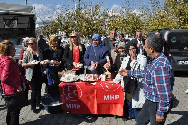 Kars MHP Kadın Kolları şehitler için helva dağıttı