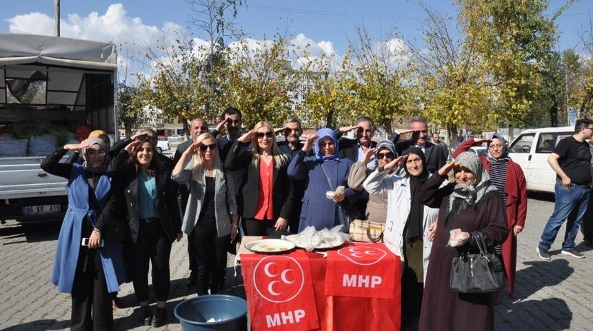 Kars MHP Kadın Kolları şehitler i&ccedil;in helva dağıttı