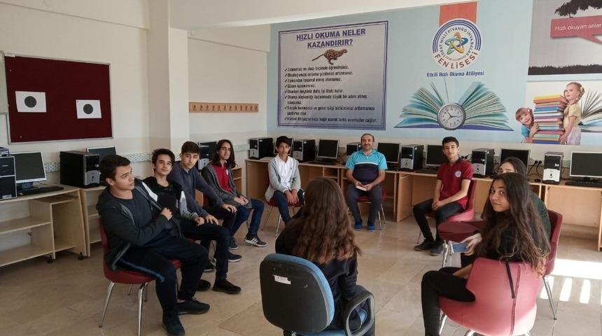 Her g&uuml;n bir ders saatinde kitap okuyorlar
