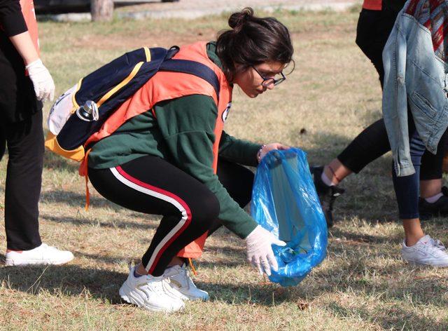 Üniversite öğrencileri, kampüslerini temizledi 