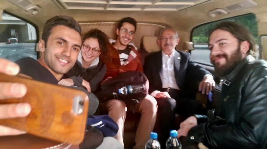 Kemal Kılıçdaroğlu otostop çeken öğrencileri kampüse bıraktı