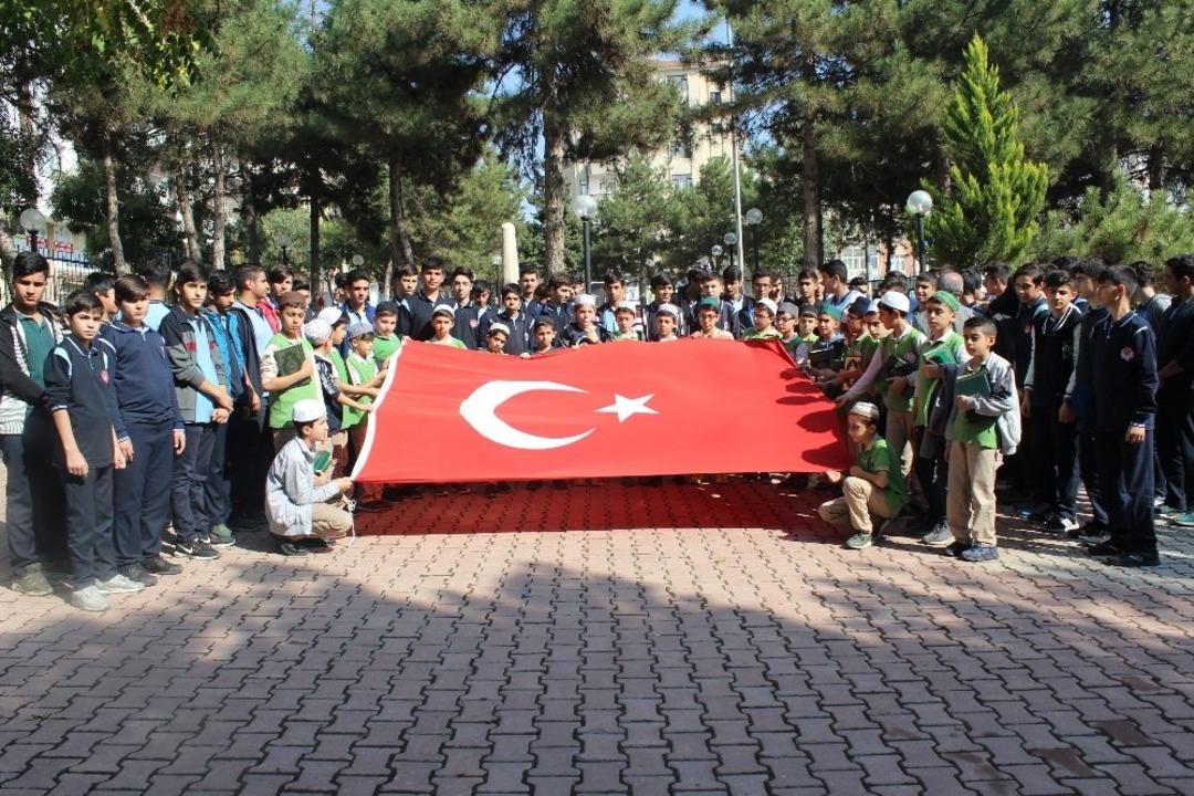 Elazığlı &ouml;ğrencilerden &lsquo;Barış Pınarı Harekatına&rsquo; destek