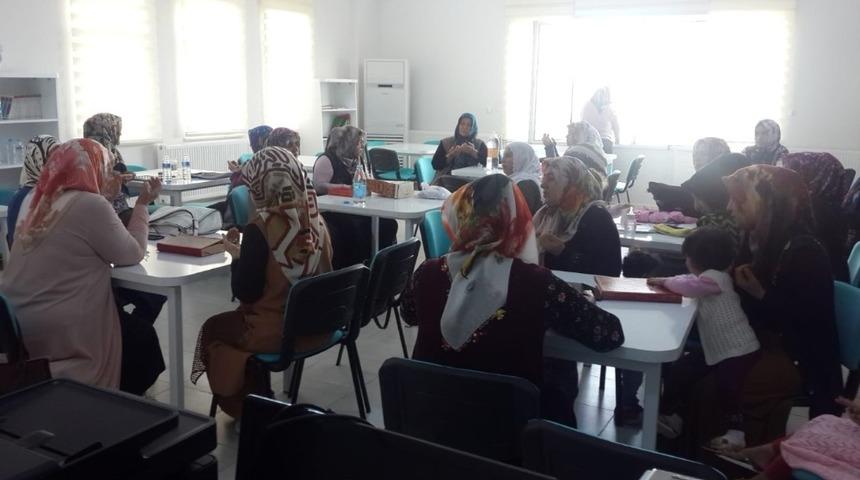 Kadın kursiyerler Mehmet&ccedil;ik i&ccedil;in hatim indirdi