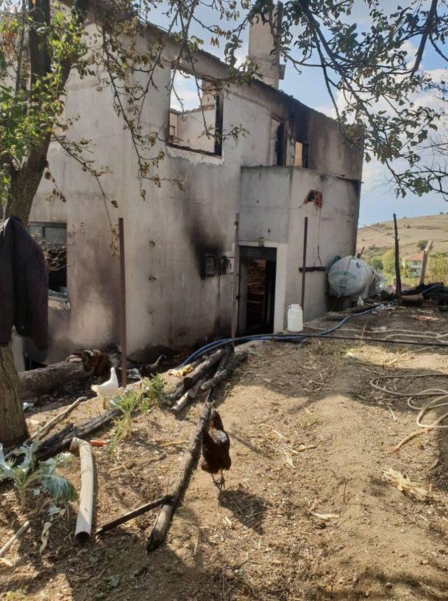 Kastamonu’da evi yanan aileye Türk Kızılayı’ndan yardım
