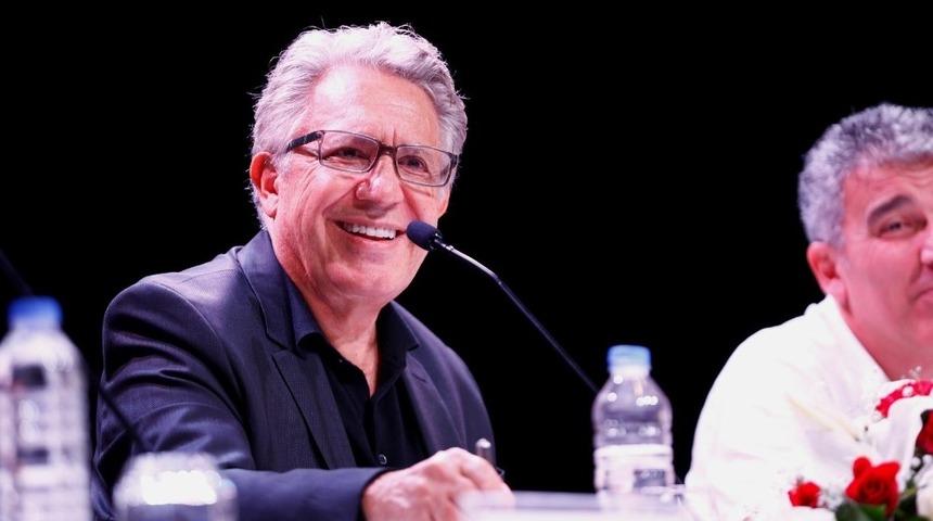 Z&uuml;lfi Livaneli, Konak&rsquo;taki edebiyat s&ouml;yleşilerine katıldı