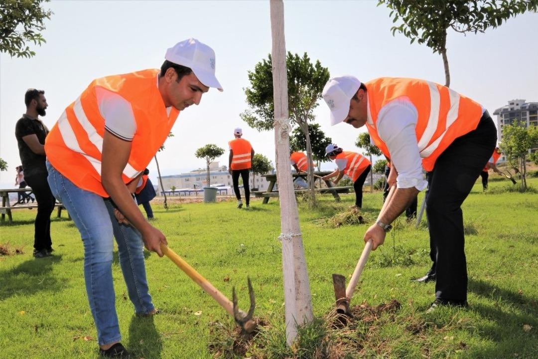 Rekt&ouml;r Kalan &ouml;ğrencilerle ağa&ccedil;lara bakım yaptı