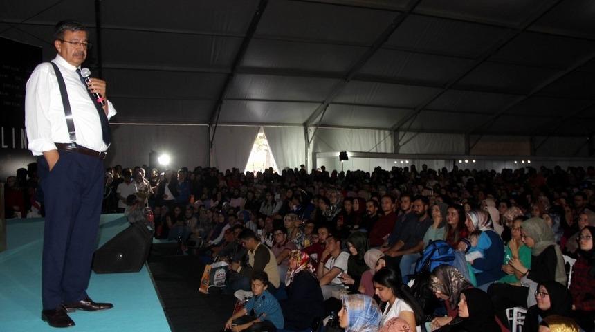 Yazar Hayati İnan&ccedil; Kitap Fuarı&rsquo;nda hayranlarıyla buluştu