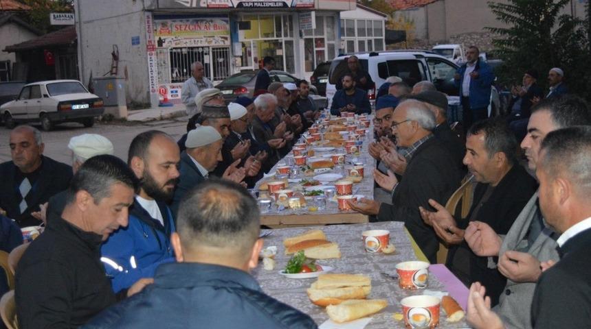 Gelendost Kaymakamlığı’ndan sabah namazı sonrası çorba ikramı