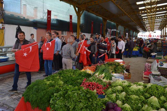 Havranlı pazarcılardan 'Barış Pınarı Harekatı'na Türk bayraklı destek