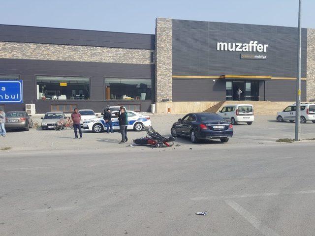 Otomobille kafa kafaya çarpışan motosikletli yaralandı