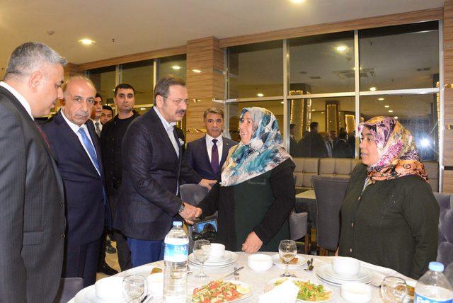 TOBB Başkanı Hisarcıklıoğlu, HDP önünde eylem yapan ailelerle buluştu