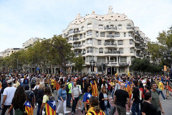 Katalonya'da bağımsızlık yanlısı protestocular Barcelona'da sokaklarda! G2