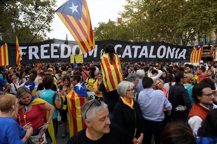 Katalonya'da bağımsızlık yanlısı protestocular Barcelona'da sokaklarda! G3