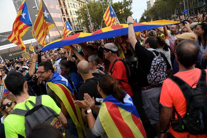 Katalonya'da bağımsızlık yanlısı protestocular Barcelona'da sokaklarda! G4