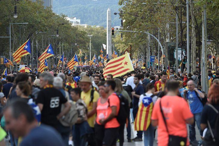 Katalonya'da bağımsızlık yanlısı protestocular Barcelona'da sokaklarda! G5