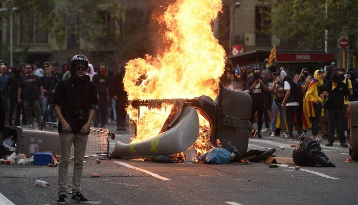 Katalonya'da bağımsızlık yanlısı protestocular Barcelona'da sokaklarda!