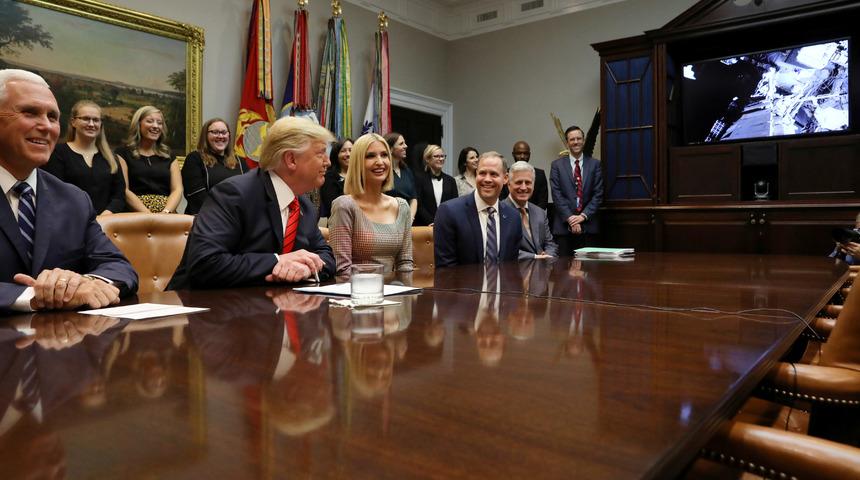 NASA'daki kadın astronotlardan bir ilk! Trump canlı yayınla bağlandı