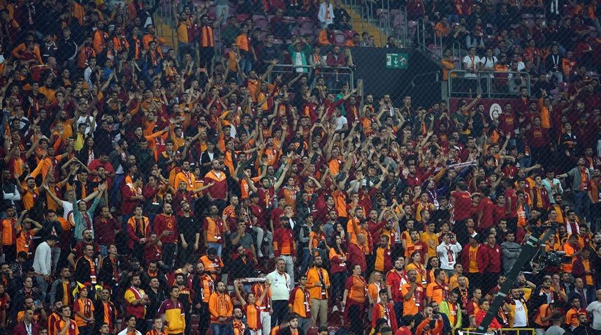 Galatasaraylı bazı taraftarlar, maç sonu takımı ıslıkladılar