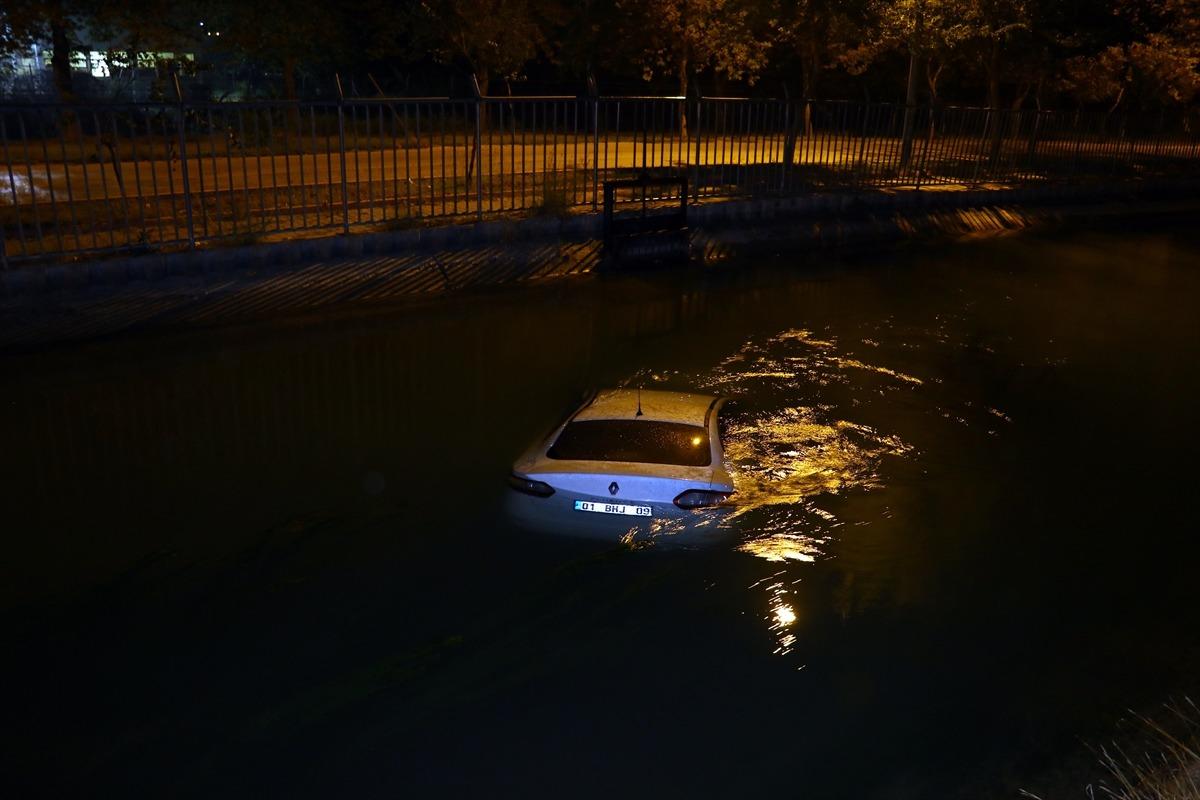 Sulama kanalına d&uuml;şen otomobilin s&uuml;r&uuml;c&uuml;s&uuml; aracı bırakıp ka&ccedil;tı