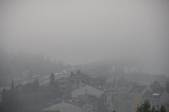 İstanbul Boğazı’ndaki köprüler sis nedeniyle adeta kayboldu