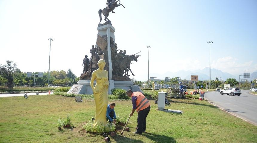 Altın renkli heykeller kenti s&uuml;sl&uuml;yor