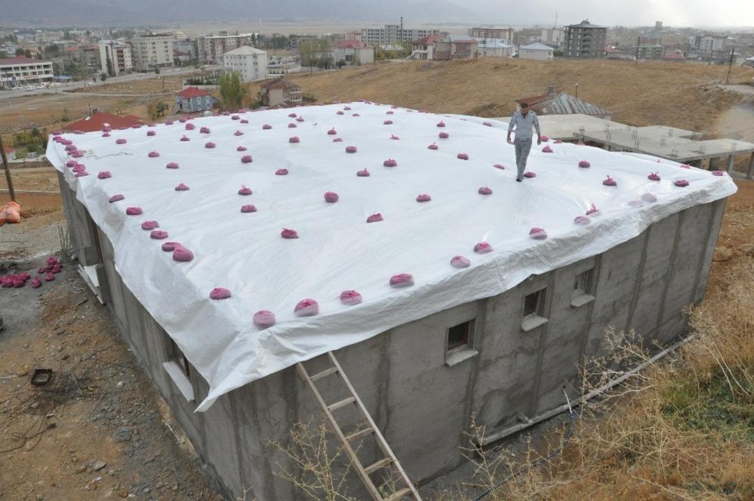 Poşetlere doldurduğu kumla kışa karşı &ouml;nlem alıyor