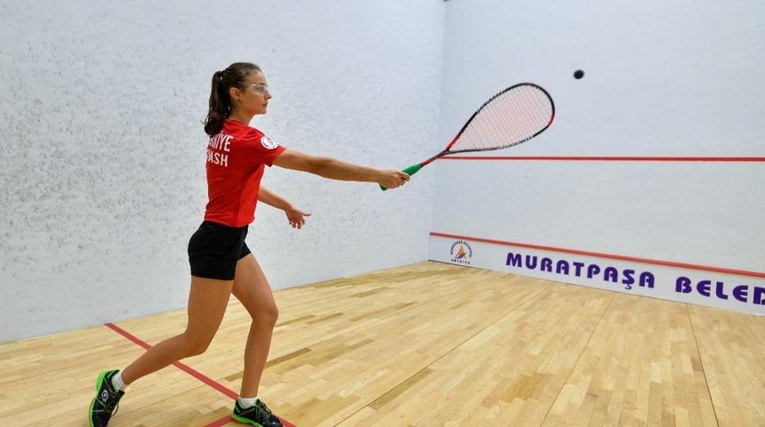 Squash&rsquo;ta 31 sporcu ile ev sahibi Muratpaşa