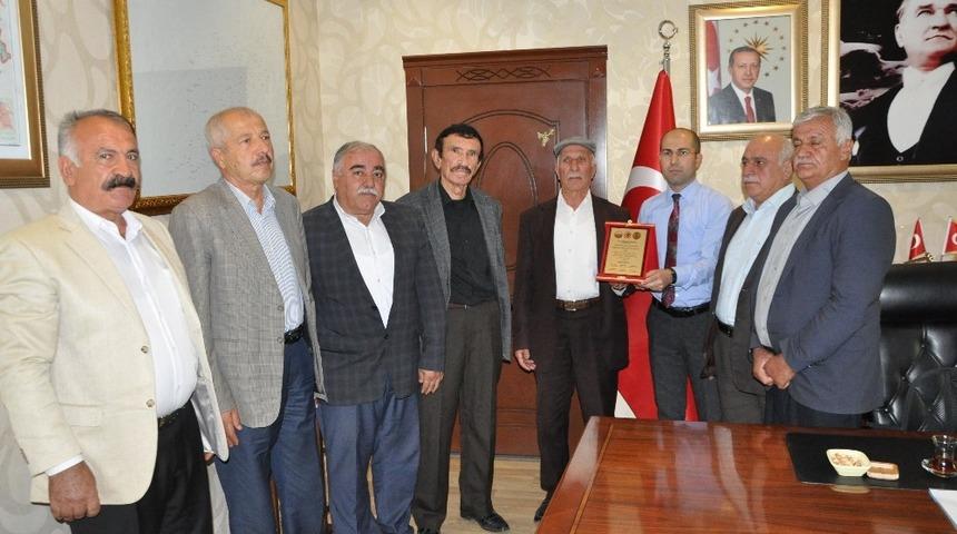 Şehit yakınları, STK ve kanaat &ouml;nderleri Sason Kaymakamı &Ouml;zadalı&rsquo;ya plaket verdi