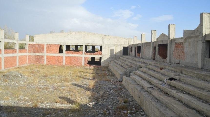 Yıllardır tamamlanamayan Eleşkirt kapalı spor salonu tamamlanacak