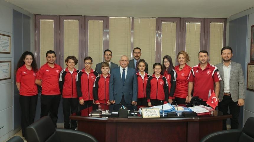 Minik y&uuml;z&uuml;c&uuml;ler Bursa yolunda