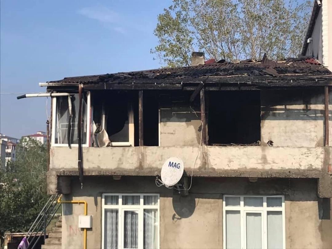 Yangında bir ev k&uuml;le d&ouml;nd&uuml;