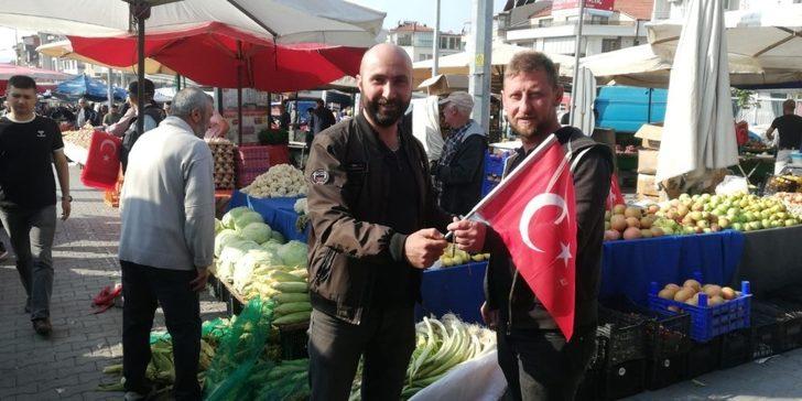 Semt pazarı Türk bayraklarıyla süslendi G2