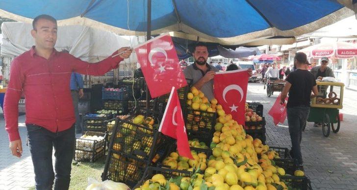 Semt pazarı Türk bayraklarıyla süslendi G3