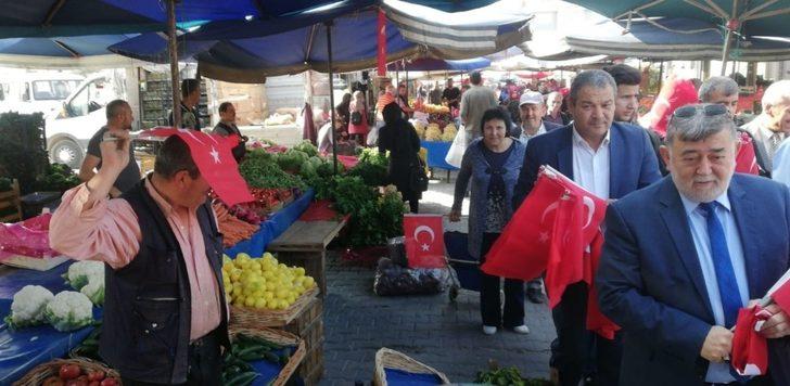 Semt pazarı Türk bayraklarıyla süslendi G4