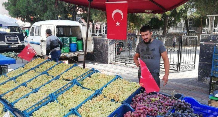 Semt pazarı Türk bayraklarıyla süslendi G5