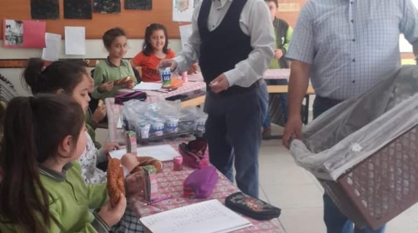 Öğretmen ve velilerden öğrencilere simit ve ayran ikramı