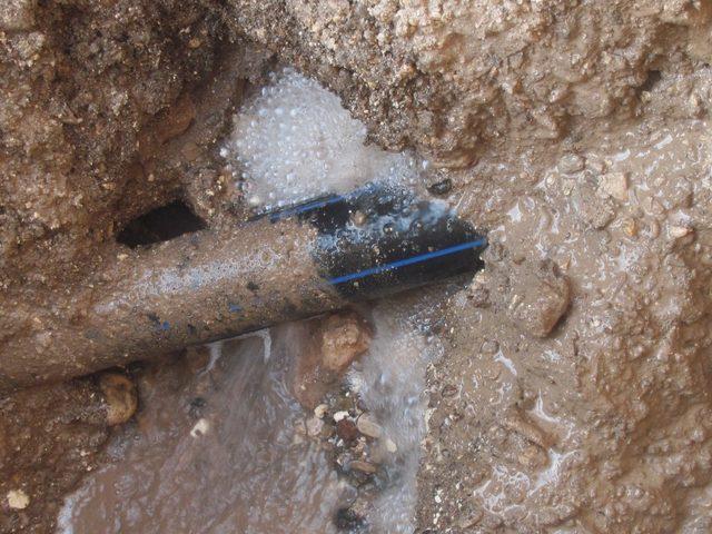 Araban&rsquo;da patlayan borular il&ccedil;eyi susuz bırakıyor 1