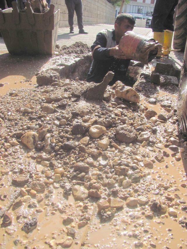 Araban&rsquo;da patlayan borular il&ccedil;eyi susuz bırakıyor 3