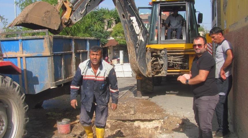 Araban&rsquo;da patlayan borular il&ccedil;eyi susuz bırakıyor