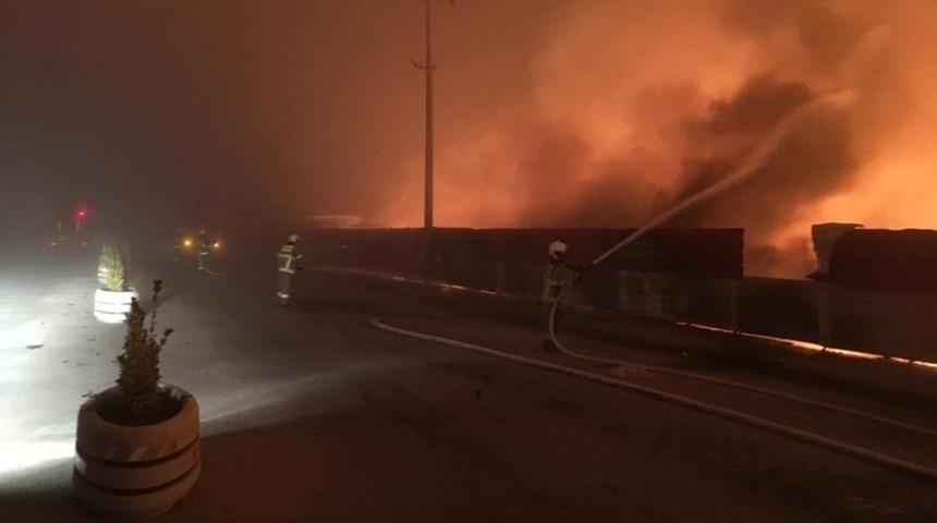 Geri D&ouml;n&uuml;ş&uuml;m Tesisi alev alev yandı