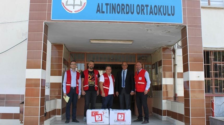 Kızılay&rsquo;dan ortaokul &ouml;ğrencilerine yardım